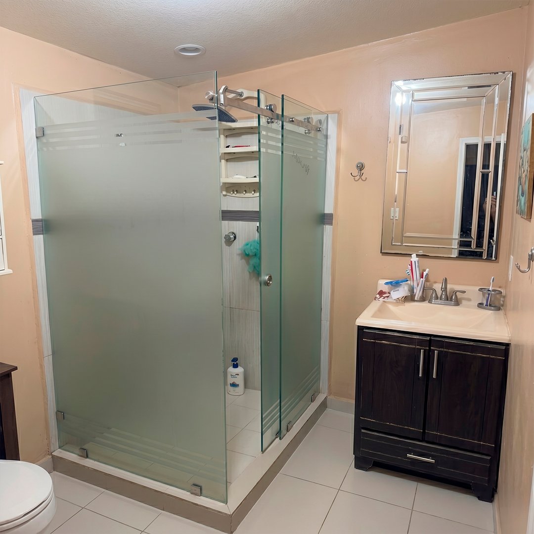 Baño en Escuadra con Puertas Corredizas