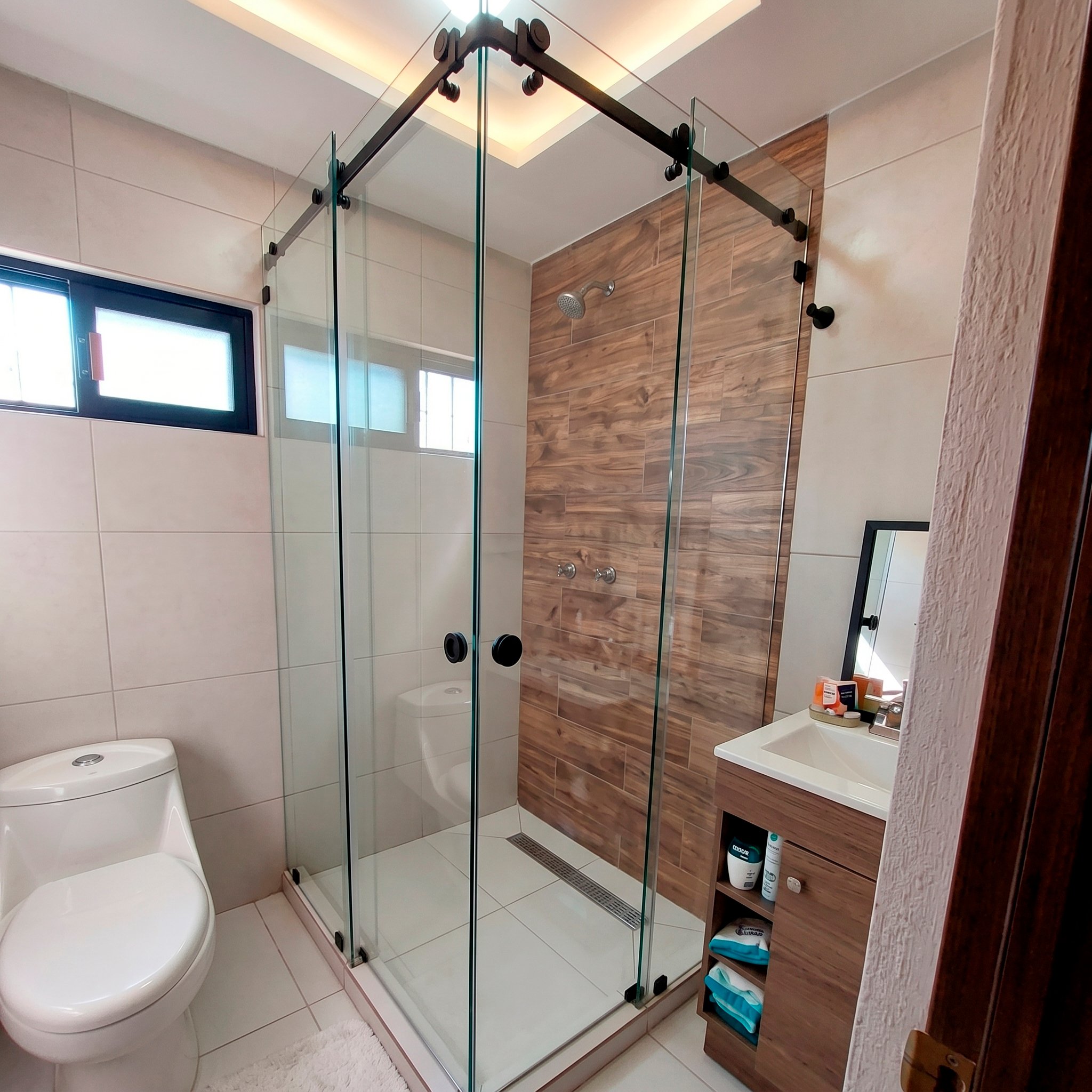 Baño en Escuadra con Sistema Dual de Apertura